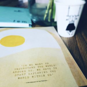 schriftje met wat tekst en een bekertje